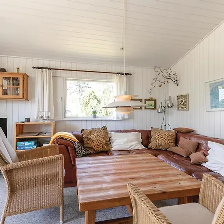 Three-bedroom In Aakirkeby