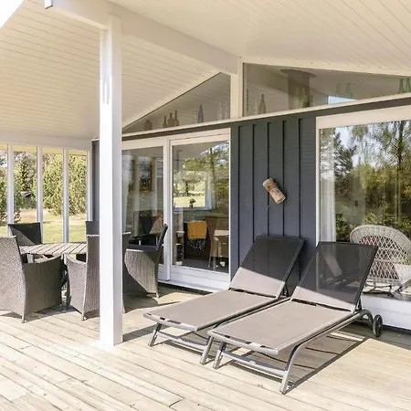 Three-bedroom In Aakirkeby