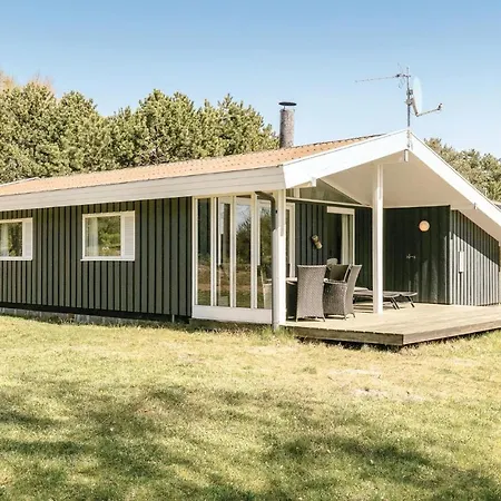 Three-bedroom In Aakirkeby Semesterbostad *
