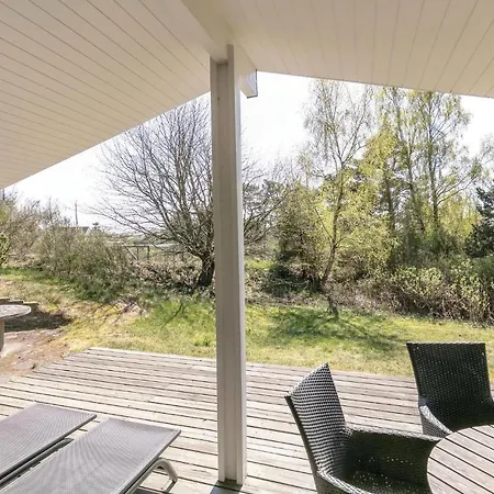 Three-bedroom In Aakirkeby *