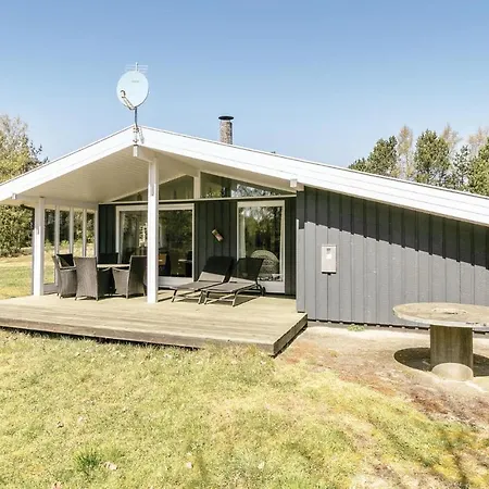 Three-bedroom In Aakirkeby Vester Somarken