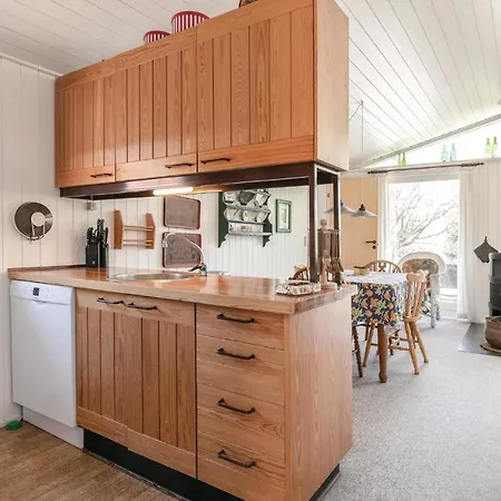 Three-bedroom In Aakirkeby *