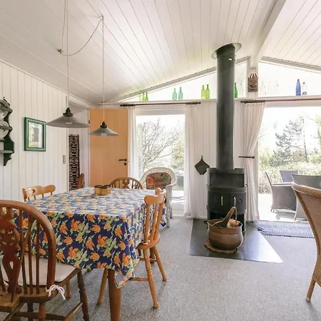 Three-bedroom In Aakirkeby