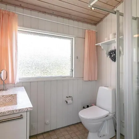 Ferienhaus Three-bedroom In Aakirkeby *